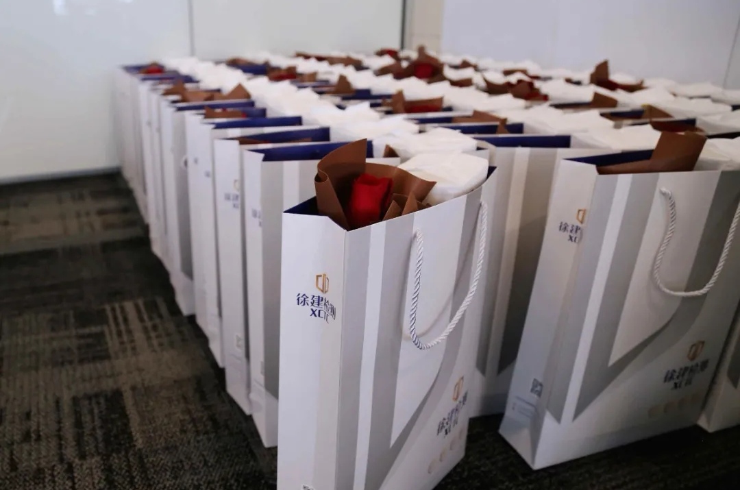 專屬節(jié)日禮物.jpg 專屬節(jié)日禮物.jpg