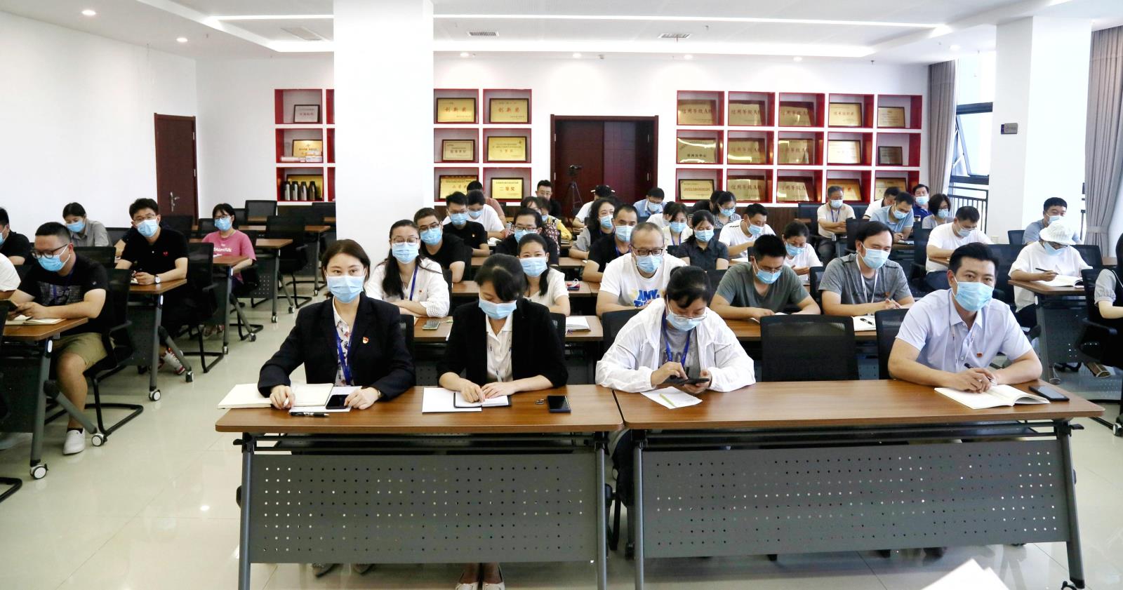 參會(huì)人員.jpg 參會(huì)人員.jpg