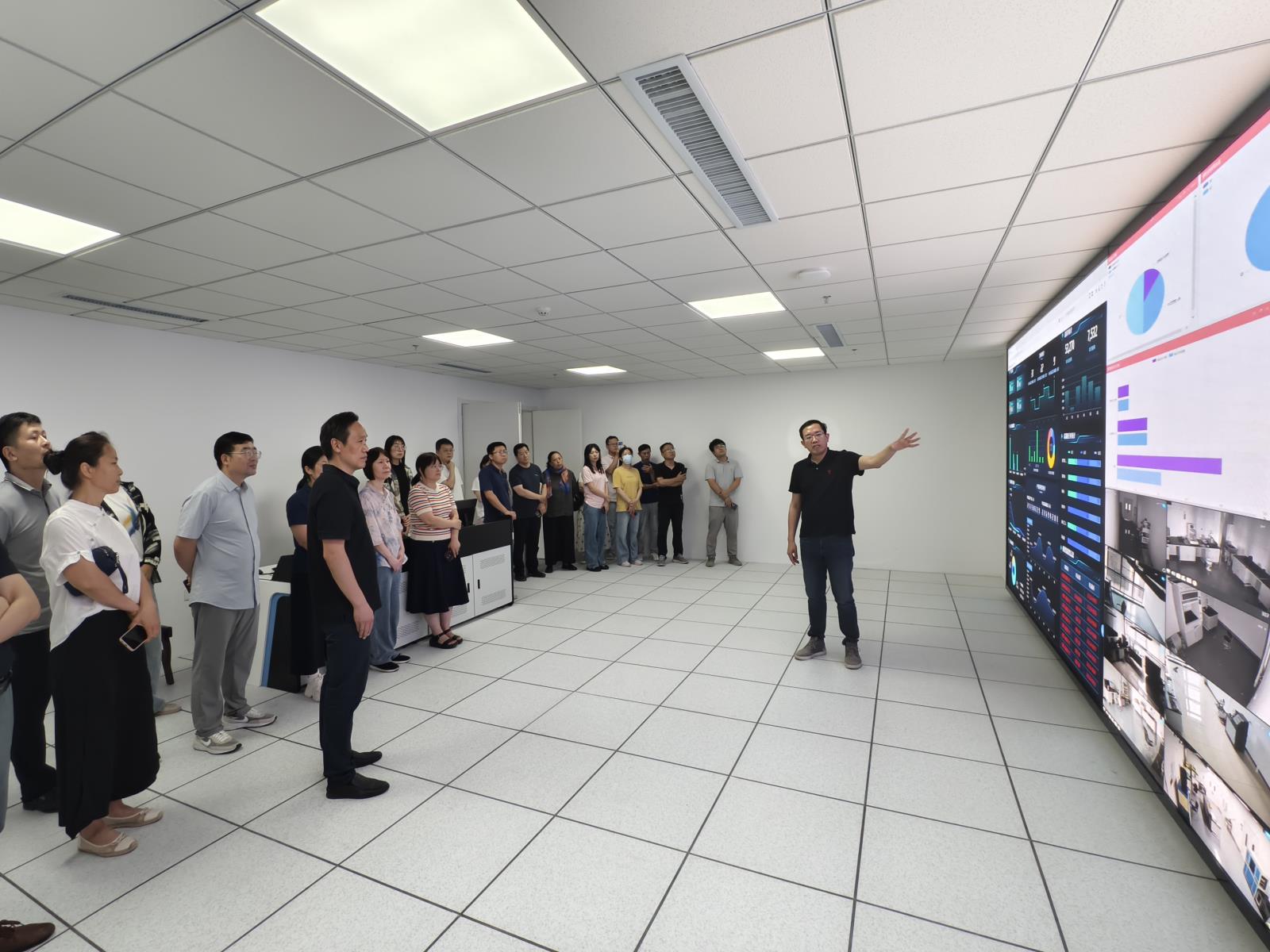 參觀1.jpg 參觀1.jpg